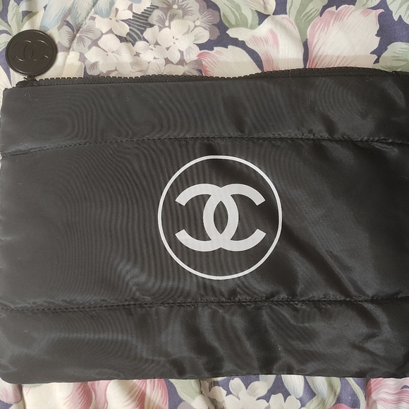 Nylon Novelty Essential Pouch And iPad Holder For Protection - Picture 7 of 7